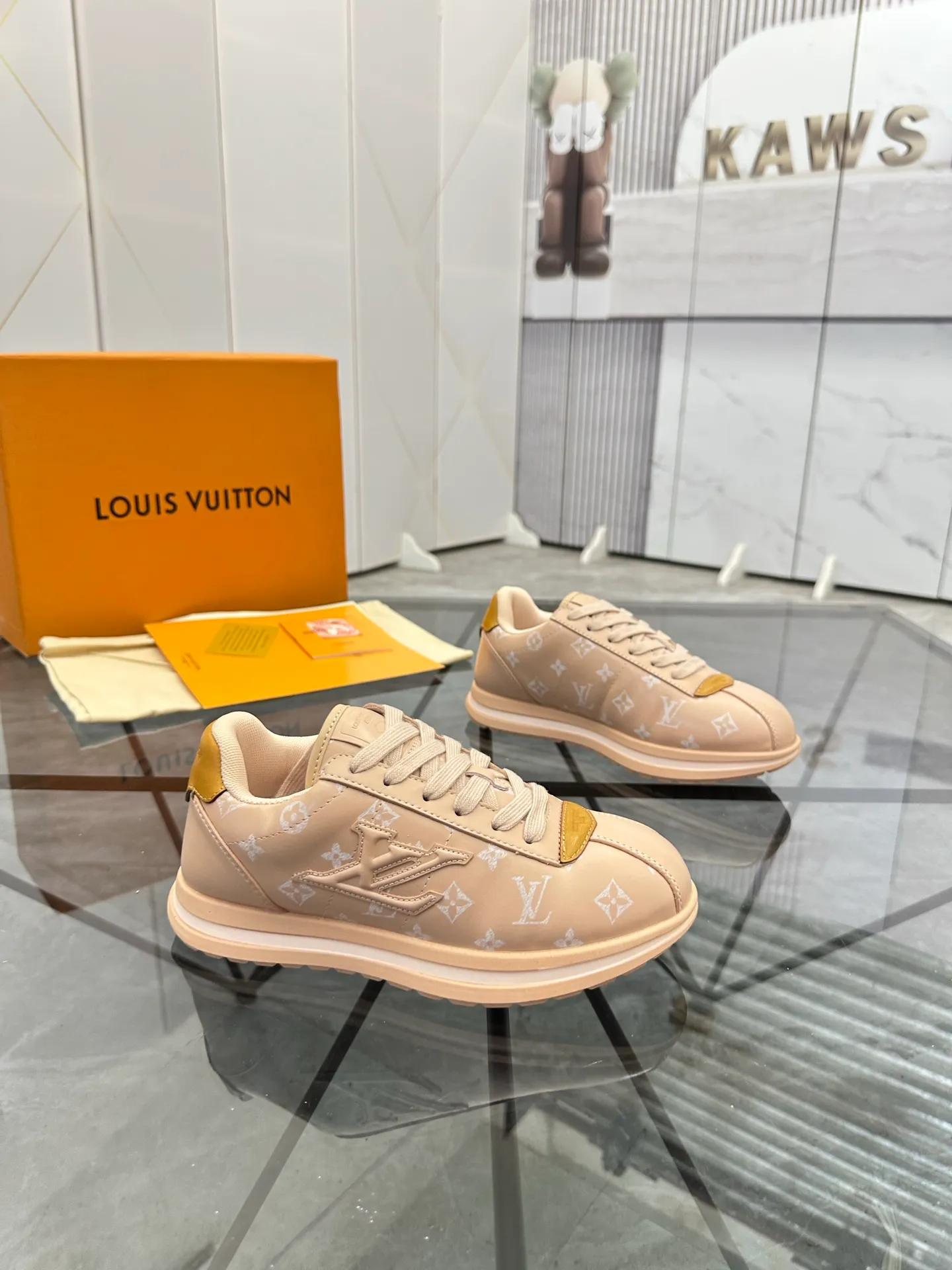 Men's shoes: 💰P700¥ Top quality Product trademark: LV* "Louis Vuitton*" low-top casual shoes Regular size: 35-45 (can be customized to 46) Couple style Product materials: Imported cowhide upper, breathable lining, original outsole. Number: two